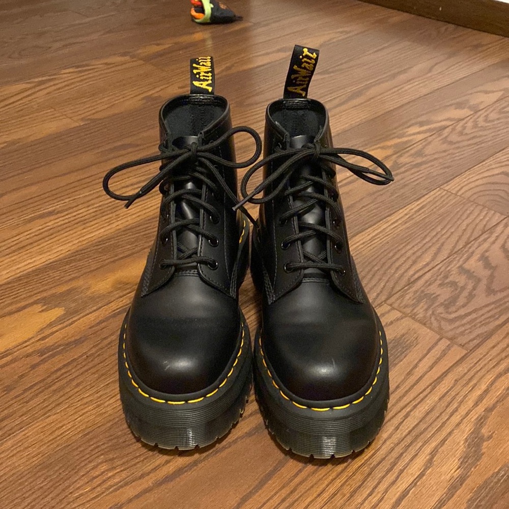 Dr. Martens - US size 9 women’s - smooth leather platform ankle boot